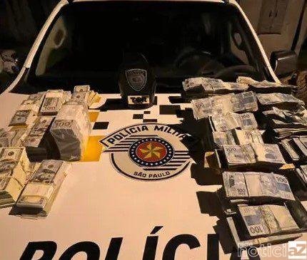 Quase R$ 3 milhões são encontrados em painel de carro em alta velocidade no Litoral