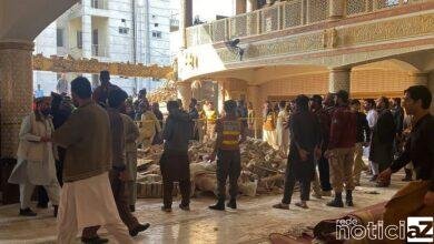 Explosão suicida em mesquita no Paquistão mata 32 e deixa outras 147 feridas