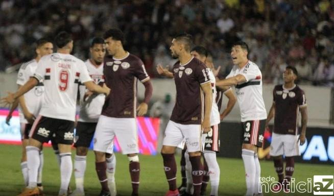 São Paulo vence de virada o Botafogo fora de casa e com um a menos
