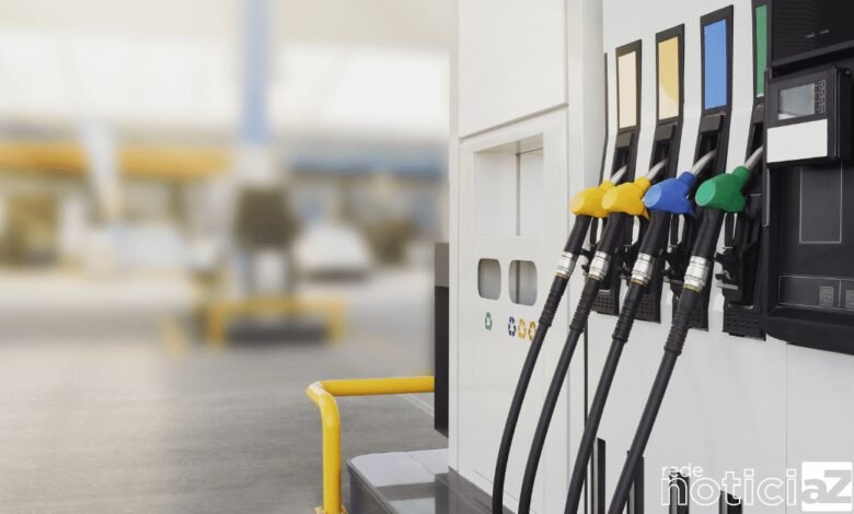 Gasolina cai e volta a ficar abaixo de R$ 5, diz ANP