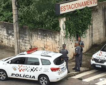 Motociclista tem fratura exposta após colidir com veículo