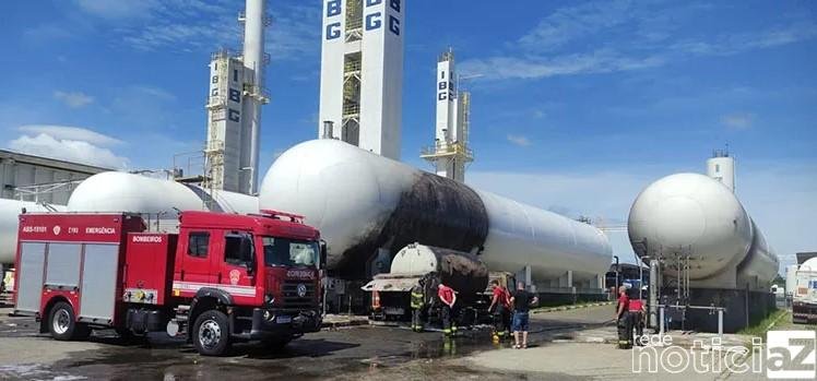 VÍDEO - Caminhão sofre incêndio dentro de empresa de oxigênio em Jundiaí