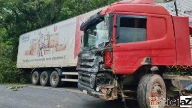 Carro e caminhão batem e complicam o trânsito na Edgard Zambotto