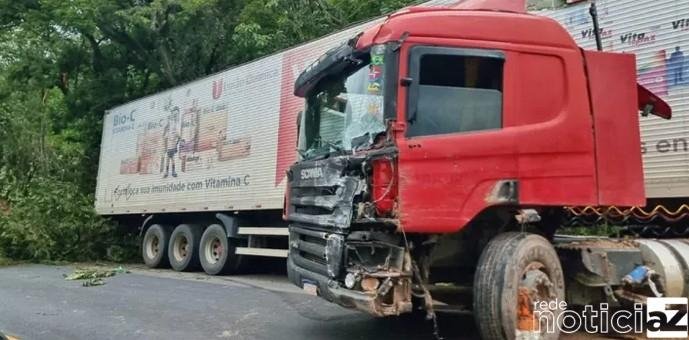 Carro e caminhão batem e complicam o trânsito na Edgard Zambotto