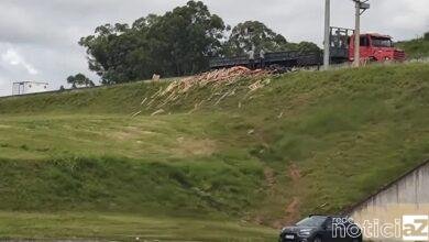 Carga com madeira cai em trevo de Jundiaí