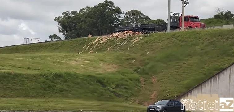Carga com madeira cai em trevo de Jundiaí