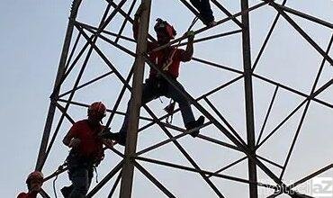 Homem é salvo após ficar horas no alto de uma torre de alta tensão