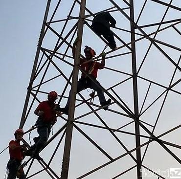 Homem é salvo após ficar horas no alto de uma torre de alta tensão