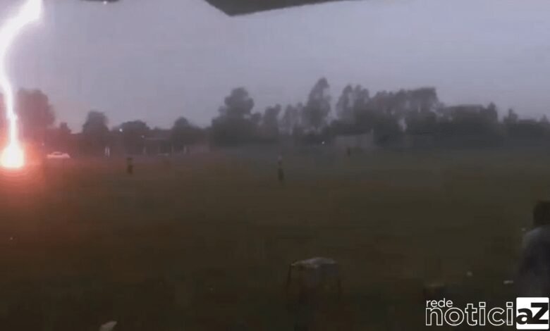 Vídeo: Raio atinge campo de futebol durante partida