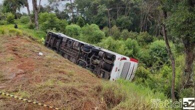 Ônibus de viagem tomba e mata sete pessoas no Paraná