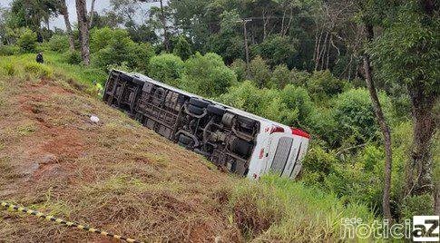 Ônibus de viagem tomba e mata sete pessoas no Paraná