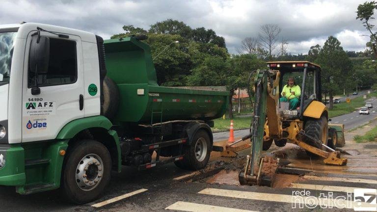 Adutora em avenida de Jundiaí rompe e força interdição no local