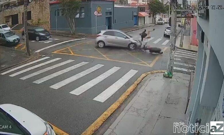 VÍDEO - Carro invade rua e colide com motocicleta no Centro de Jundiaí