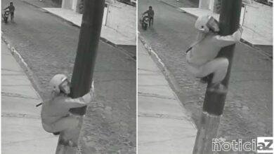 Homem escala poste para furtar fios de energia em Peruíbe, SP