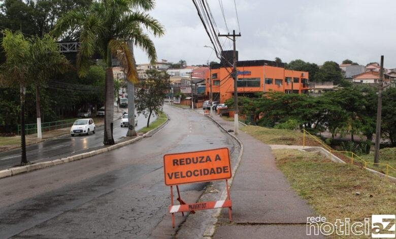 DAE interdita avenida Várzea Paulista para remanejamento