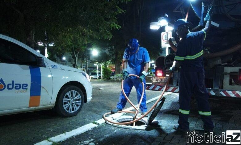 Rede de esgoto em Jundiaí passa por manutenção preventiva, à noite