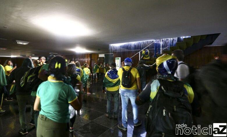 Presidente do Senado entrega à PGR representação contra golpistas