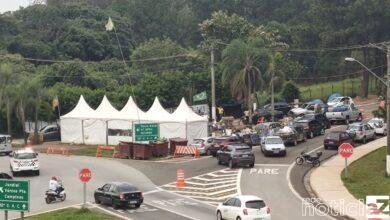 Manifestantes que estavam na porta do 12º GAC de Jundiaí são retirados após ordem federal