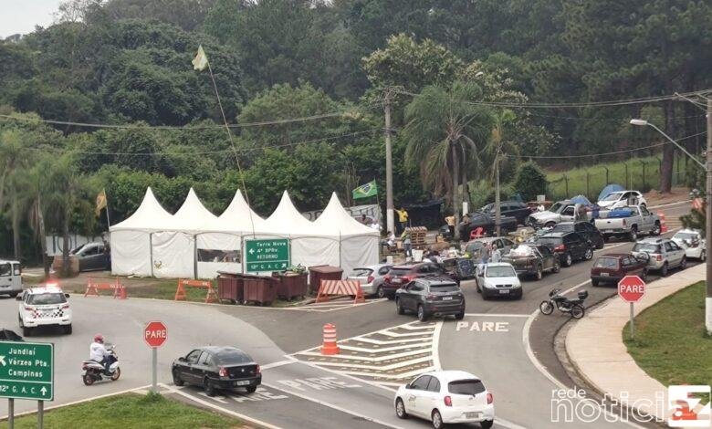 Manifestantes que estavam na porta do 12º GAC de Jundiaí são retirados após ordem federal