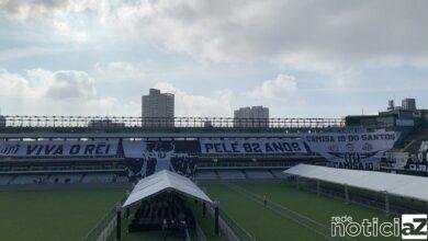 VÍDEO - Corpo de Pelé chega à Santos para velório na Vila Belmiro