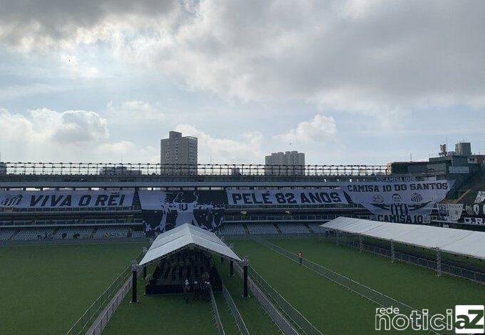 VÍDEO - Corpo de Pelé chega à Santos para velório na Vila Belmiro