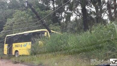 Ônibus bate contra poste após deslizamento de terra em Jundiaí