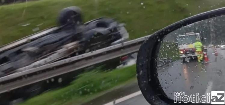 Carro capota na Bandeirantes e vai parar no canteiro central