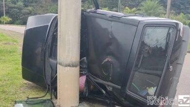Carro capota e bate contra poste em Jundiaí