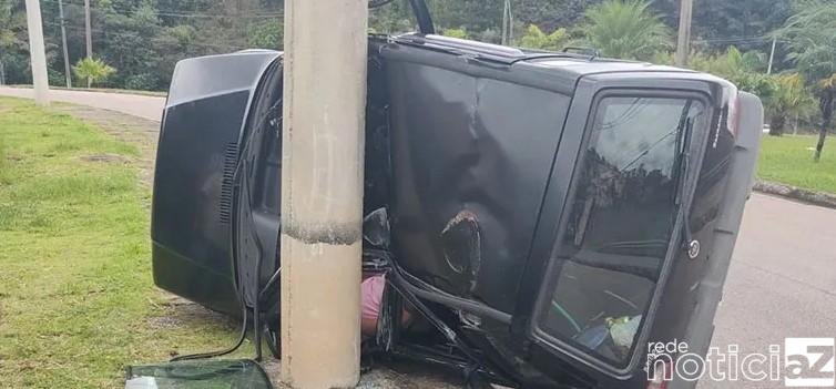 Carro capota e bate contra poste em Jundiaí