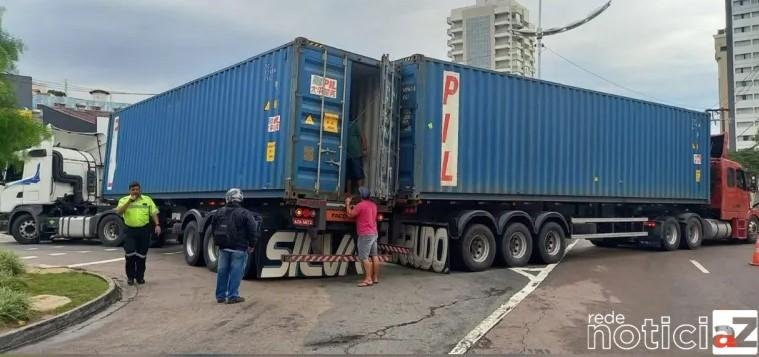 Carreta quebra e complica o trânsito na Nove de Julho
