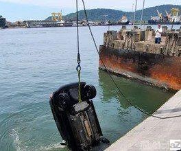 Casal cai da travessia de balsas do Litoral com carro e vai parar no mar