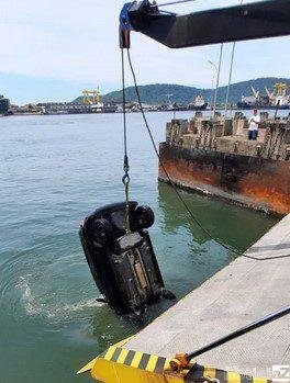 Casal cai da travessia de balsas do Litoral com carro e vai parar no mar