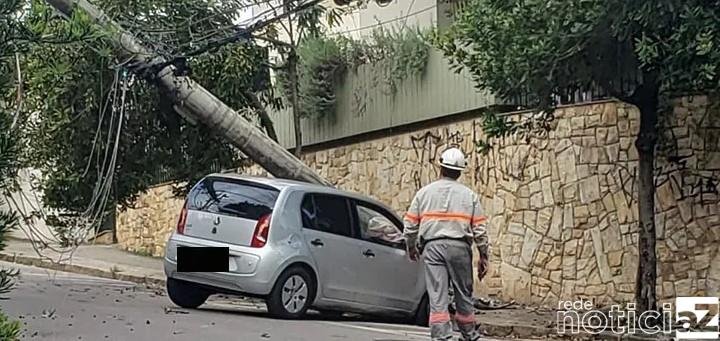 Carro bate em poste e interdita rua de Jundiaí