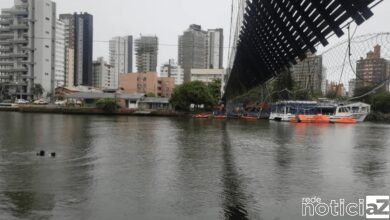Cabo de ponte se rompe e dezenas de pessoas caem no rio