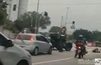 VÍDEO - Bandido é morto por policiais após assalto em SP