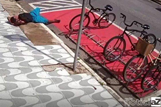 VÍDEO - Bandido simula soneca e furta bicicleta