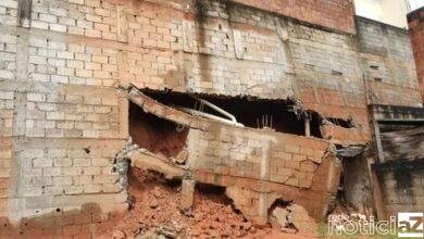 Muro desaba e três casas são interditadas em Várzea Paulista