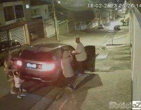 VÍDEO – Cantor Péricles tem carro roubado por bandidos armados