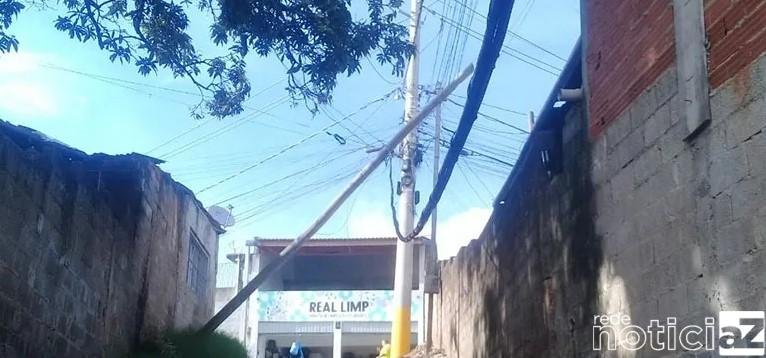 Poste tomba e gera apreensão em Várzea Paulista