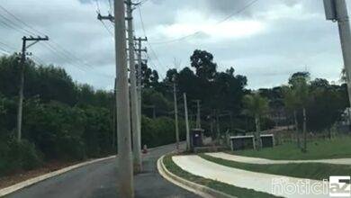 Postes de energia são colocados no meio de rua de Jundiaí