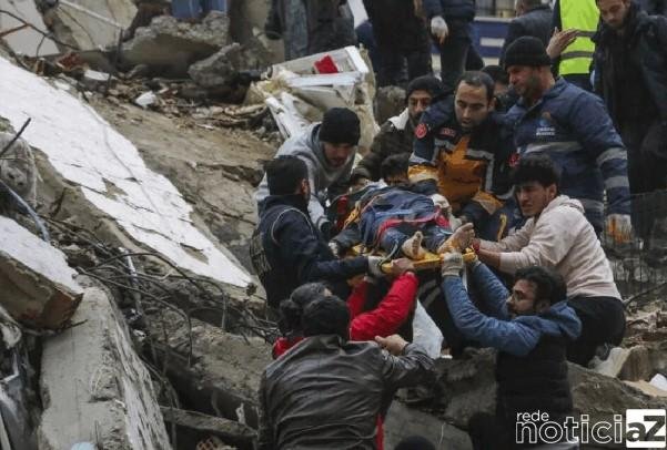 Passam de 2 mil o número de mortos pelo terremoto na Turquia e Síria