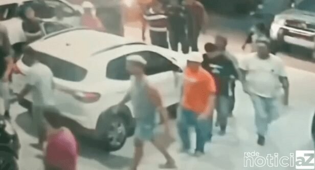 VÍDEO - Quadrilha invade concessionária e rouba 13 veículos de luxo