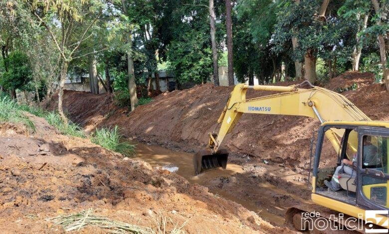 Córrego de Campo Limpo Paulista passa por limpeza