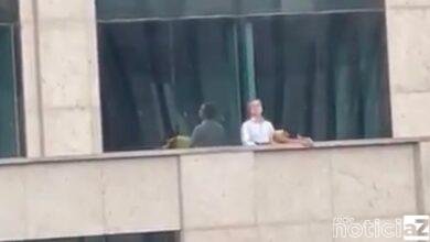 VÍDEO - Casal é flagrado fazendo sexo em sacada de arranha-céu