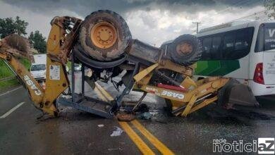 Retroescavadeira tomba após acidente em Jarinu