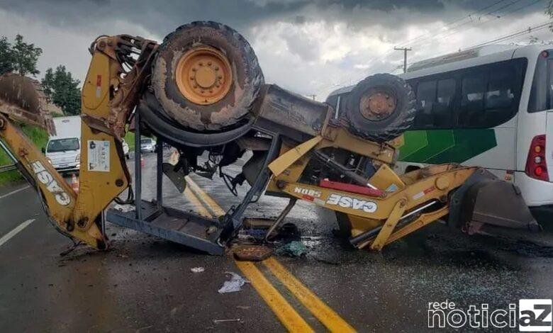 Retroescavadeira tomba após acidente em Jarinu