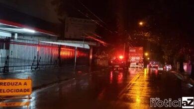 Carreta roubada afunda em rua de Jundiaí