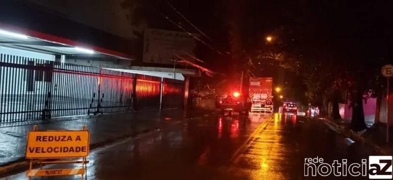 Carreta roubada afunda em rua de Jundiaí