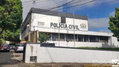 Homem é preso por agredir companheira e manter filho refém