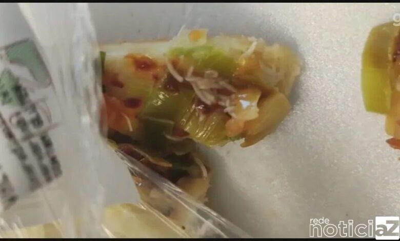 Cliente encontra larva viva dentro de pão recheado